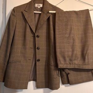 Le Suit Brown Plaid Pantsuit - Size 8 - Classic Business Wear